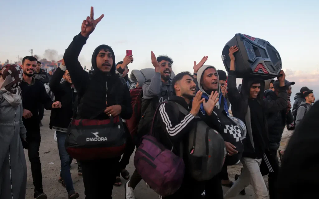 "Hundreds of Thousands of Palestinians Return to a Shattered Northern Gaza: A Crisis Unfolding"